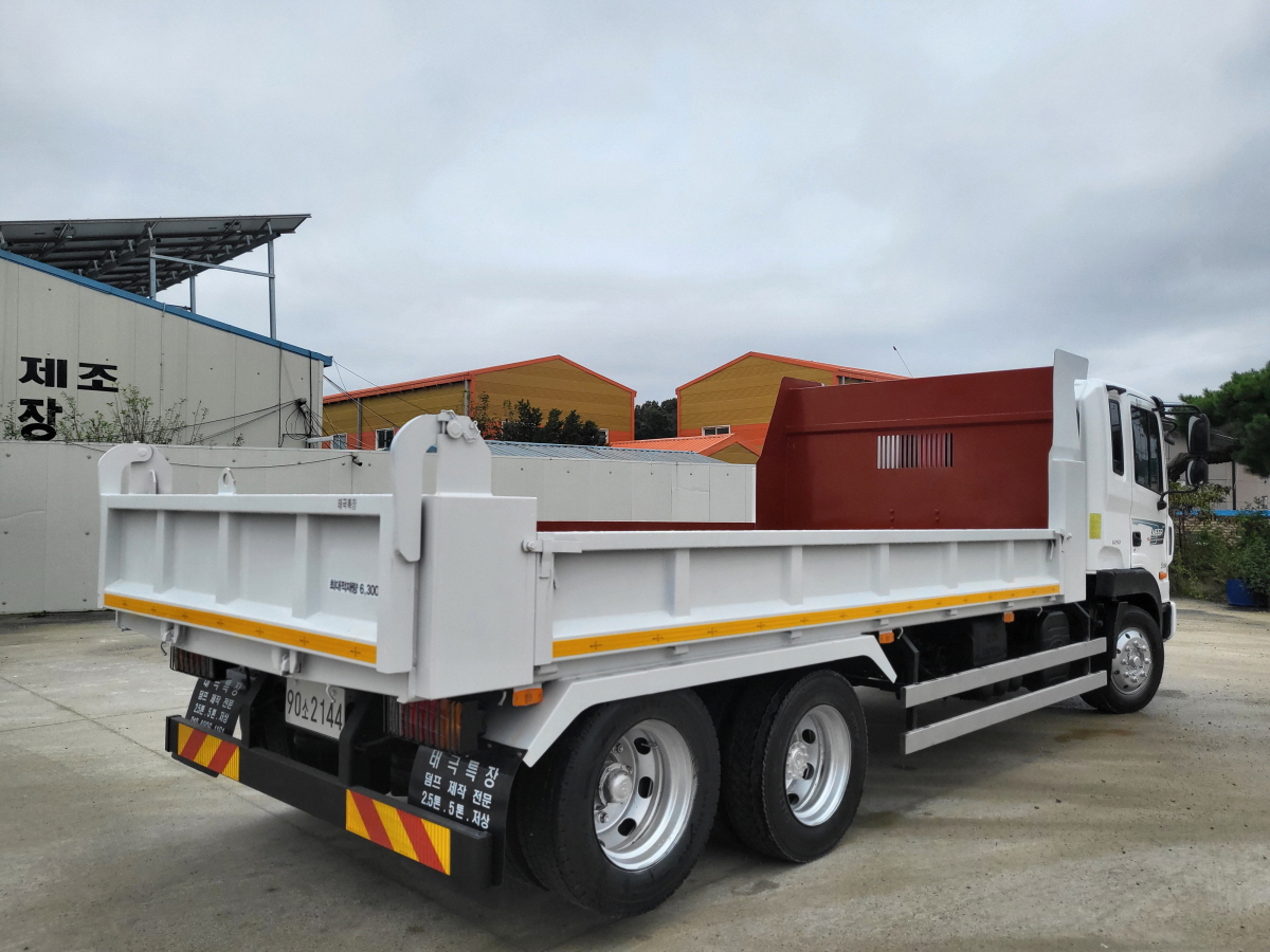 5톤후축저상롱덤프